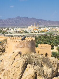 Oman, Region Al Batinah, Al Hajar-Gebirge, Fort Nakhal, Oase Nakhal und Jebel Nakhl-Massiv - AM004830