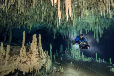 Mexiko, Yucatan, Tulum, Höhlentaucher im System Nohoch Na Chich - YRF000090