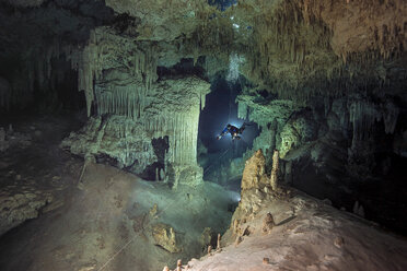 Mexiko, Yucatan, Tulum, Höhlentaucher im System Nohoch Na Chich - YRF000091