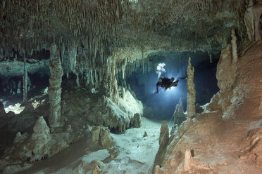 Mexico, Yucatan, Tulum, cave diver in the system Tux Kubaxa - YRF000092