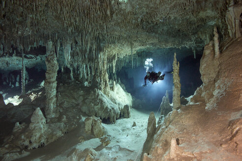 Mexico, Yucatan, Tulum, cave diver in the system Tux Kubaxa - YRF000092