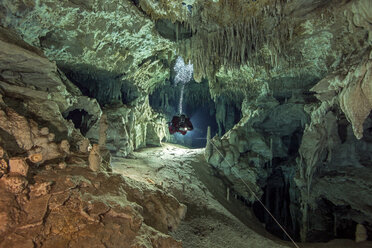Mexico, Yucatan, Tulum, cave diver in the system Dos Pisos - YRF000093