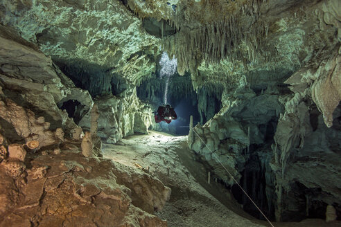 Mexico, Yucatan, Tulum, cave diver in the system Dos Pisos - YRF000093