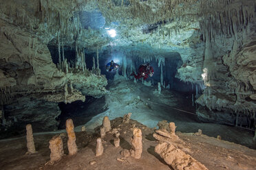 Mexico, Yucatan, Tulum, cave divers in the system Dos Pisos - YRF000094