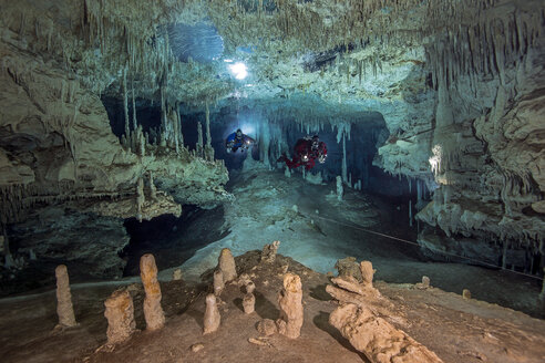 Mexiko, Yucatan, Tulum, Höhlentaucher im System Dos Pisos - YRF000094