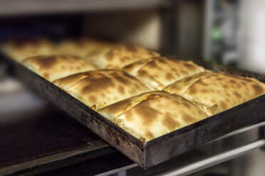 Frisch gebackene gefüllte Focaccia - CSTF001031