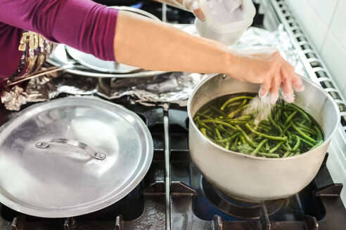 Woman boiling green beans in canteen kitchen - CSTF001032