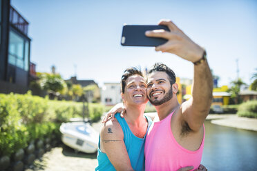 Los Angeles, Venedig, glückliches schwules Paar macht Selfie mit Smartphone - LEF000058