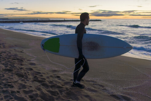 Surfer mit seinem Brett am Strand bei Sonnenaufgang - SKCF000081
