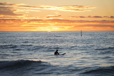 Surfer auf dem Meer bei Sonnenaufgang - SKCF000083