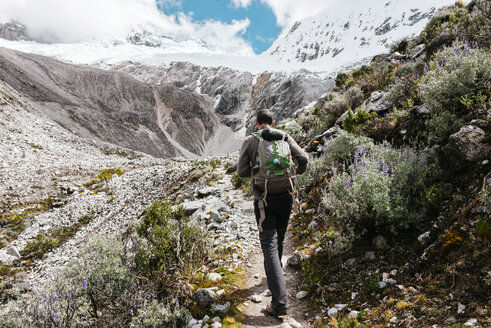 Peru, Huaraz, Huascaran National Park, Mann auf einer Wanderung - GEMF000823