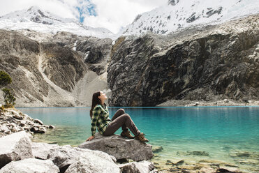 Peru, Huaraz, Huascaran National Park, Frau entspannt sich nach einer Wanderung an der Lagune, Laguna 69 - GEMF000824