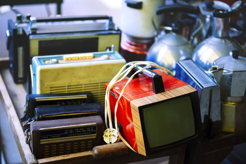 Ungarn, Budapest, Alte Radios und Fernseher zu verkaufen auf dem Ecseri Piac Flohmarkt - GEMF000826