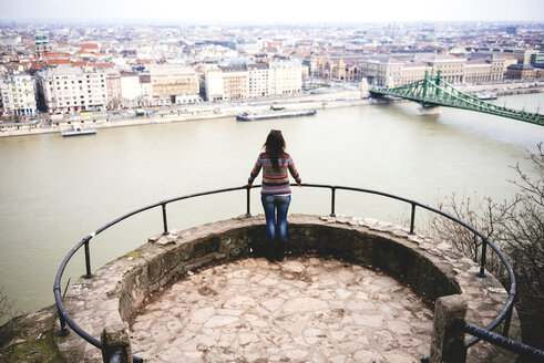 Ungarn, Budapest, Frau genießt die Aussicht auf die Freiheitsbrücke an der Donau - GEMF000829