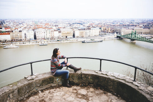 Ungarn, Budapest, Frau genießt die Aussicht auf die Freiheitsbrücke an der Donau - GEMF000830