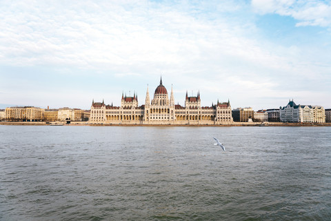 Ungarn, Budapest, Ungarisches Parlamentsgebäude an der Donau, lizenzfreies Stockfoto