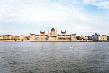 Hungary, Budapest, Hungarian Parliament building at Danube river - GEMF000834