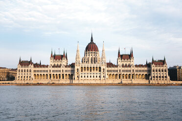 Hungary, Budapest, Hungarian Parliament building at Danube river - GEMF000835