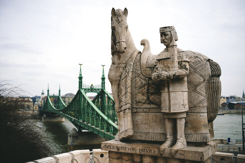 Ungarn, Budapest, Steinskulptur des Heiligen Stephan und Freiheitsbrücke - GEMF000839