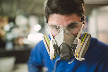 Porträt eines Bauarbeiters, der eine Schutzmaske trägt - RAEF000990