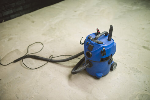 Industrial vacuum cleaner at construction site - RAEF000999
