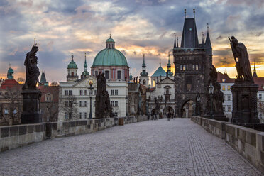 Tschechische Republik, Prag, Karlsbrücke bei Sonnenaufgang - YRF000095