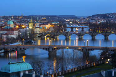 Tschechische Republik, Prag, Stadtansicht mit Moldau und Karlsbrücke bei Sonnenuntergang - YRF000096