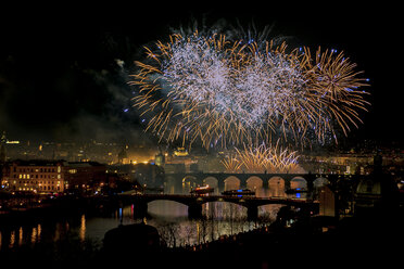Tschechische Republik, Prag, Feuerwerk über der Moldau und der Karlsbrücke - YRF000097