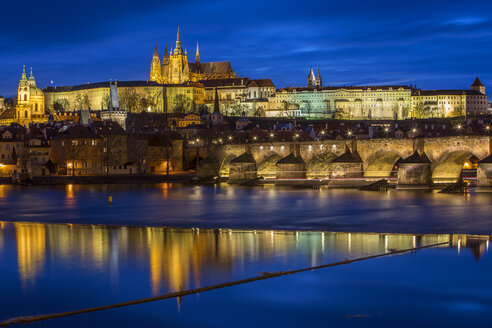 Tschechien, Prag, Fluss Moldau mit Karlsbrücke und Prager Burg am Abend - YRF000098