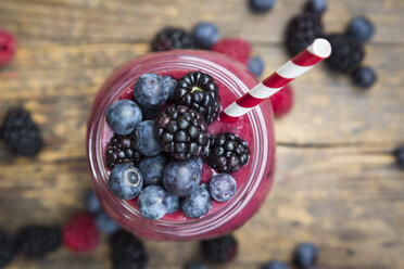 Glass of blueberry blackberry smoothie - LVF004708