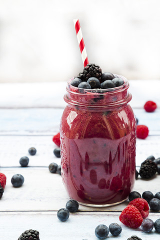 Ein Glas Heidelbeer-Brombeer-Smoothie, lizenzfreies Stockfoto