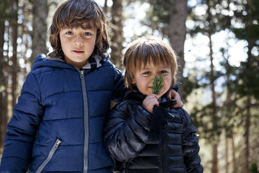 Porträt von zwei kleinen Jungen im Wald - VABF000421