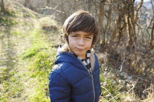 Porträt eines kleinen Jungen mit Schmollmund - VABF000424