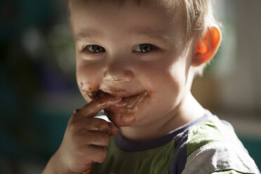 Lächelnder kleiner Junge isst Schokolade - ZEDF000079