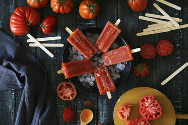 Schale mit Tomaten-Eislutschern auf schwarzem Holz - RTBF000090