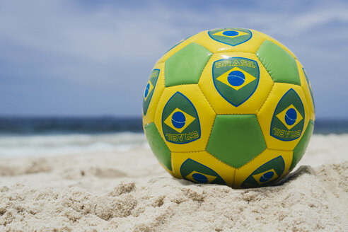 Brasilien, Rio de Janeiro, Fußball liegt am Strand - MAUF000406