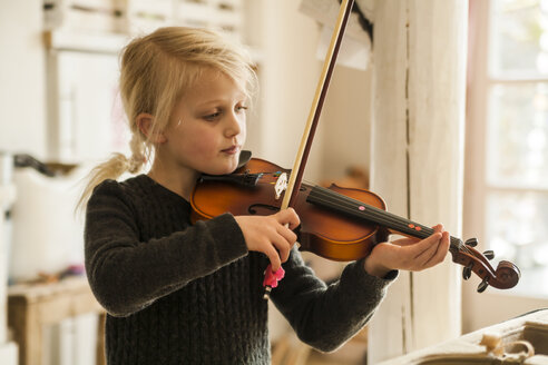 Blond girl playing violin - TCF004935