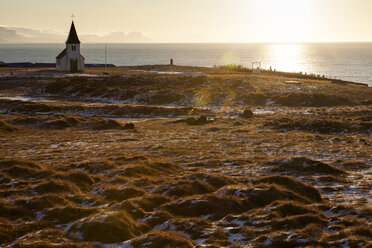 Island, Snaefells, Hellnar, Blick zur Kirche bei Gegenlicht - FCF000860