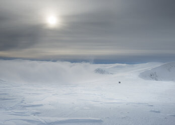 Vereinigtes Königreich, Schottland, Cairngorms und Menschen im Hintergrund - ALRF000366