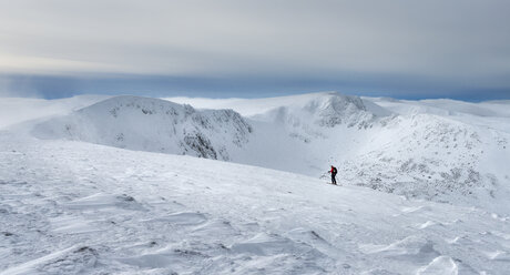 United Kingdom, Scotland, Cairngorms, Coire an t-Sneachda, ski tourer - ALRF000367