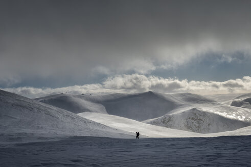 Vereinigtes Königreich, Schottland, Cairngorms, Skitourengeher - ALRF000371