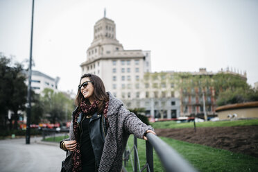 Spanien, Barcelona, lächelnde junge Frau in der Stadt - JRFF000513
