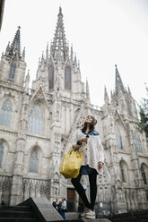Spanien, Barcelona, junge Frau in der Kathedrale von Barcelona - JRFF000527