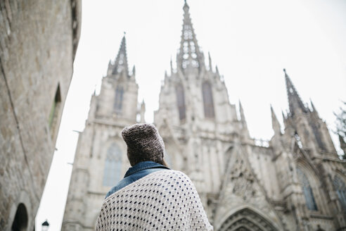 Spanien, Barcelona, Tourist in der Kathedrale von Barcelona - JRFF000528