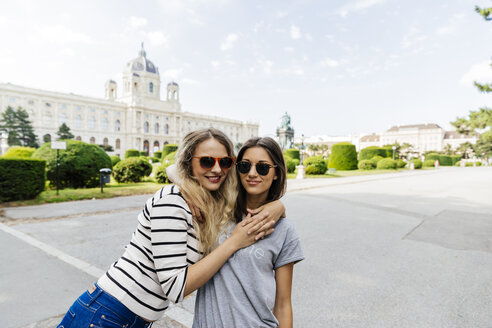 Österreich, Wien, zwei junge Frauen umarmen sich im Museum für Kunstgeschichte - AIF000303