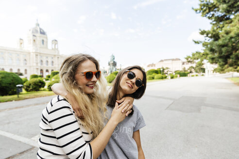 Österreich, Wien, zwei junge Frauen umarmen sich im Museum für Kunstgeschichte - AIF000304