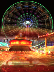 Deutschland, Furth, Riesenrad und Karussell bei Nacht - VRF000165