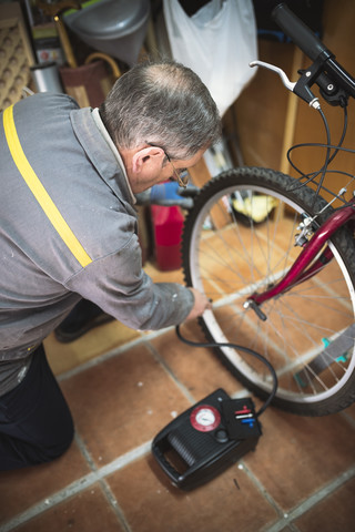 Älterer Mann mit seinem Fahrrad, lizenzfreies Stockfoto