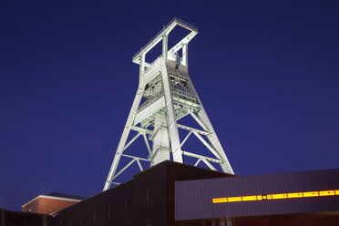 Deutschland, Bochum, Blick auf den beleuchteten Kopfbau des Deutschen Bergbau-Museums - WIF003295