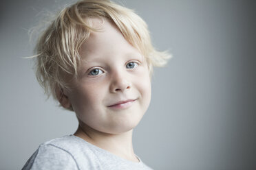 Porträt eines lächelnden kleinen blonden Jungen - RBF004255